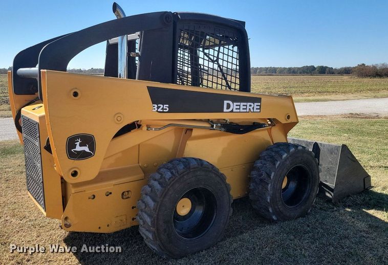 image for item LD9040 2005 John Deere 325  skid steer loader