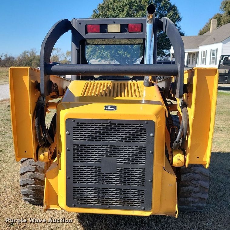 image for item LD9040 2005 John Deere 325  skid steer loader