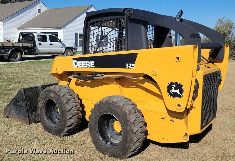 image for item LD9040 2005 John Deere 325  skid steer loader