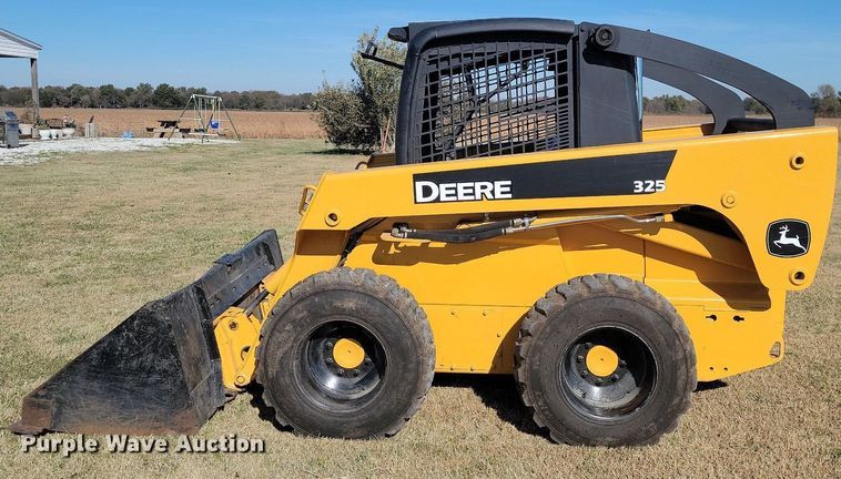 image for item LD9040 2005 John Deere 325  skid steer loader