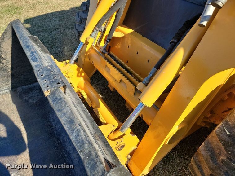 image for item LD9040 2005 John Deere 325  skid steer loader