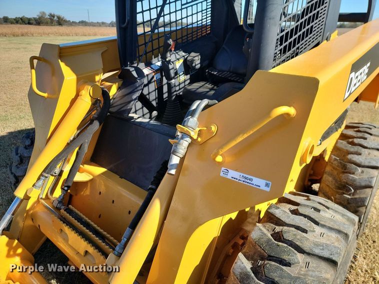 image for item LD9040 2005 John Deere 325  skid steer loader