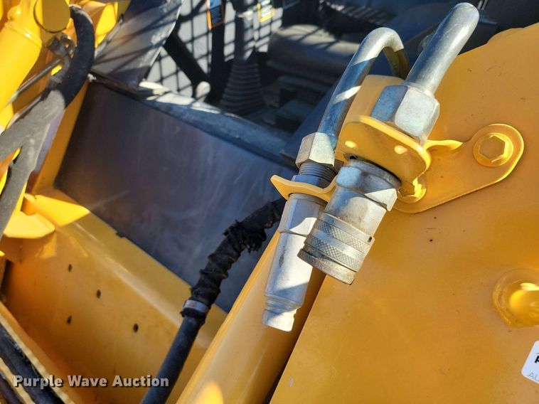 image for item LD9040 2005 John Deere 325  skid steer loader
