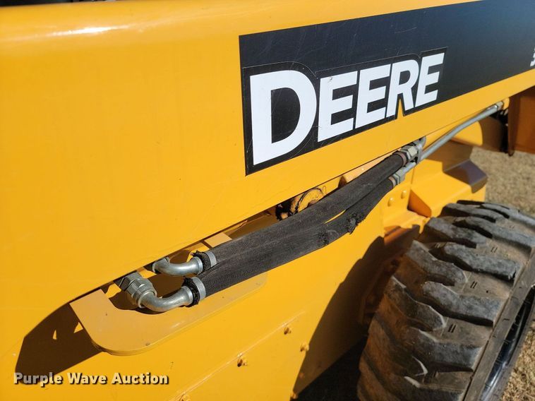 image for item LD9040 2005 John Deere 325  skid steer loader