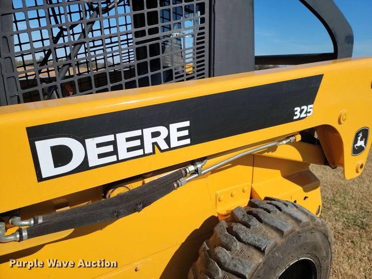 image for item LD9040 2005 John Deere 325  skid steer loader