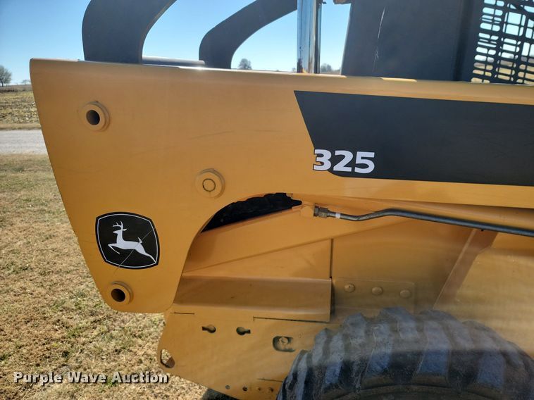 image for item LD9040 2005 John Deere 325  skid steer loader