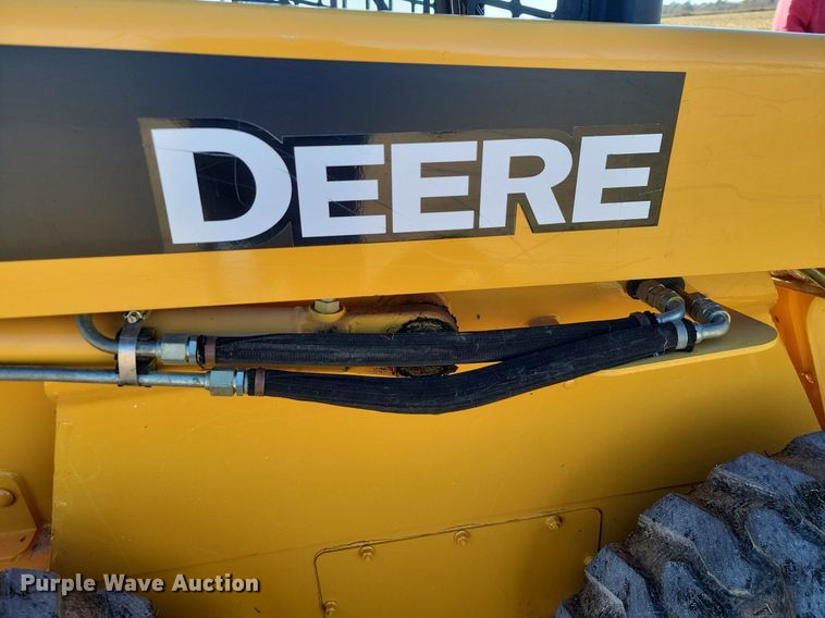 image for item LD9040 2005 John Deere 325  skid steer loader