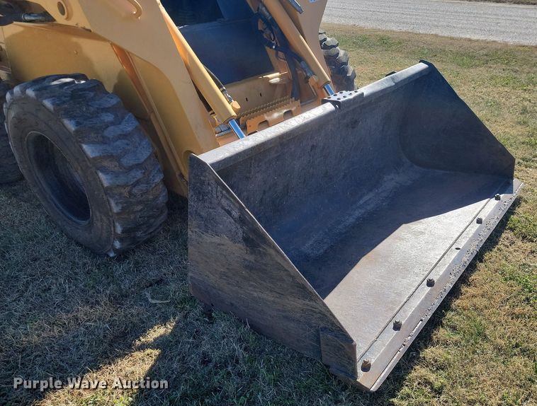 image for item LD9040 2005 John Deere 325  skid steer loader