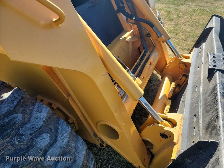 image for item LD9040 2005 John Deere 325  skid steer loader