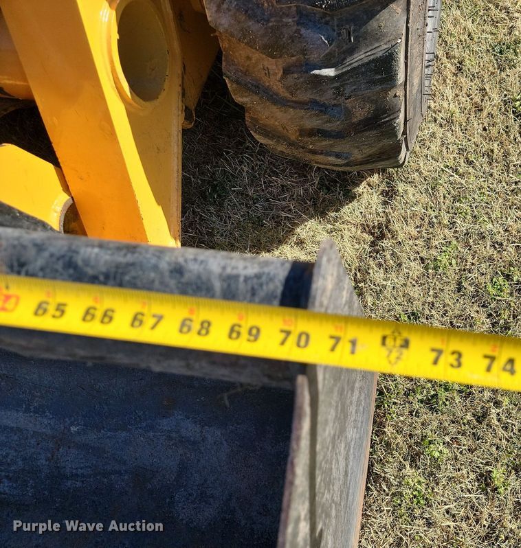 image for item LD9040 2005 John Deere 325  skid steer loader