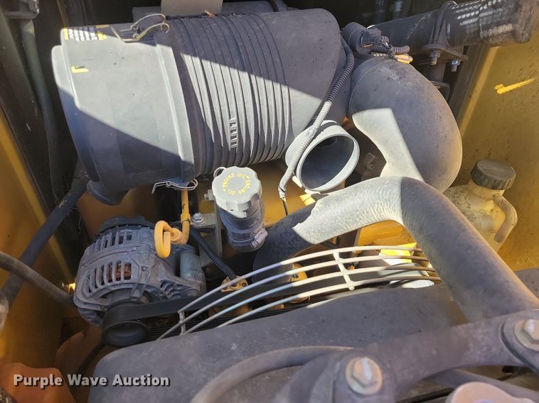 image for item LD9040 2005 John Deere 325  skid steer loader
