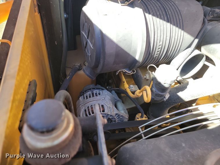 image for item LD9040 2005 John Deere 325  skid steer loader