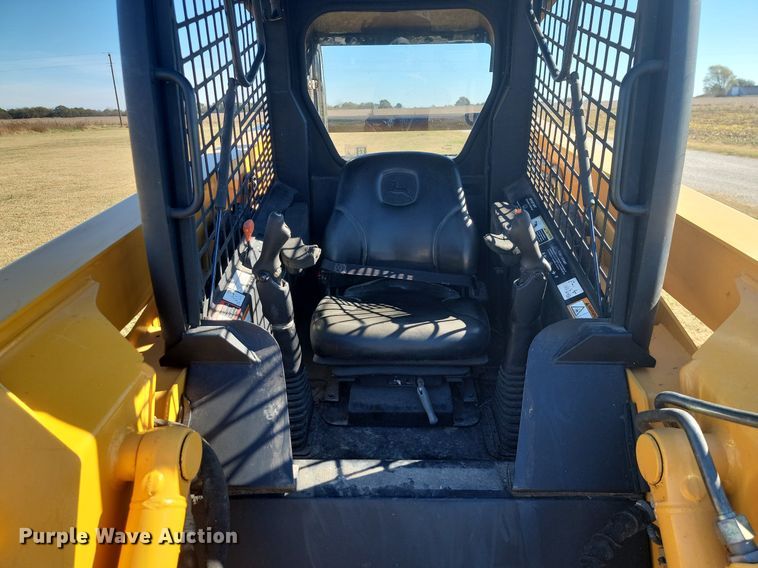 image for item LD9040 2005 John Deere 325  skid steer loader
