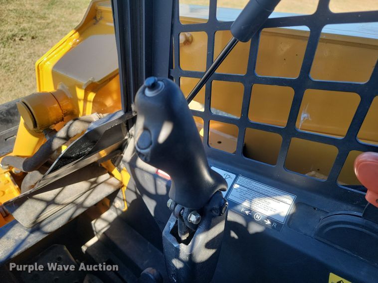 image for item LD9040 2005 John Deere 325  skid steer loader