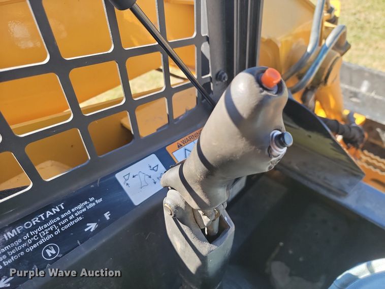 image for item LD9040 2005 John Deere 325  skid steer loader