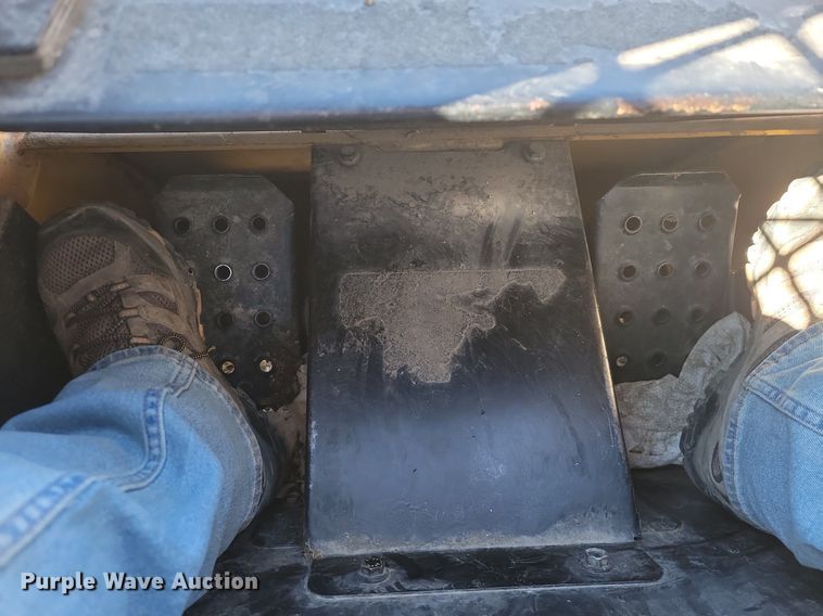image for item LD9040 2005 John Deere 325  skid steer loader