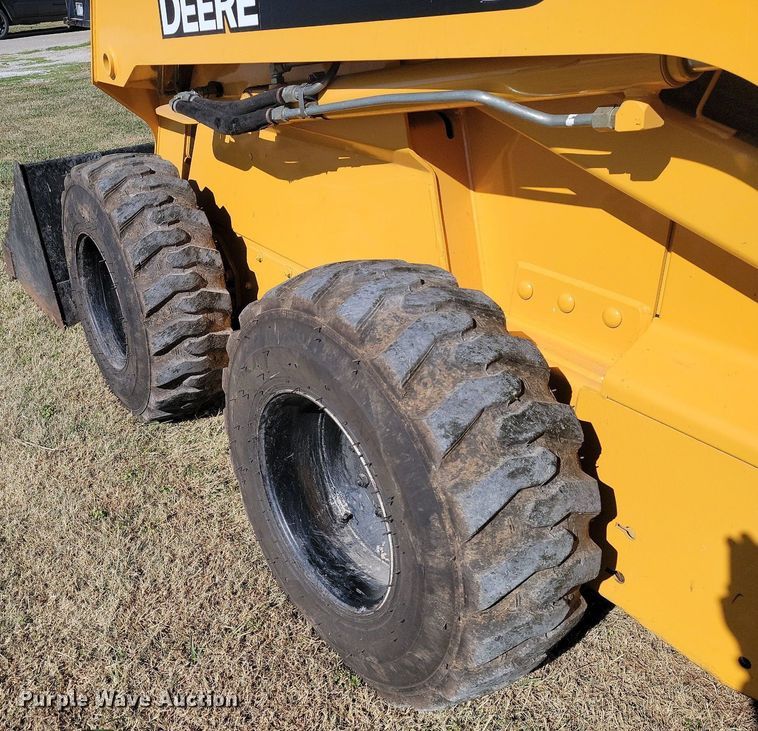 image for item LD9040 2005 John Deere 325  skid steer loader
