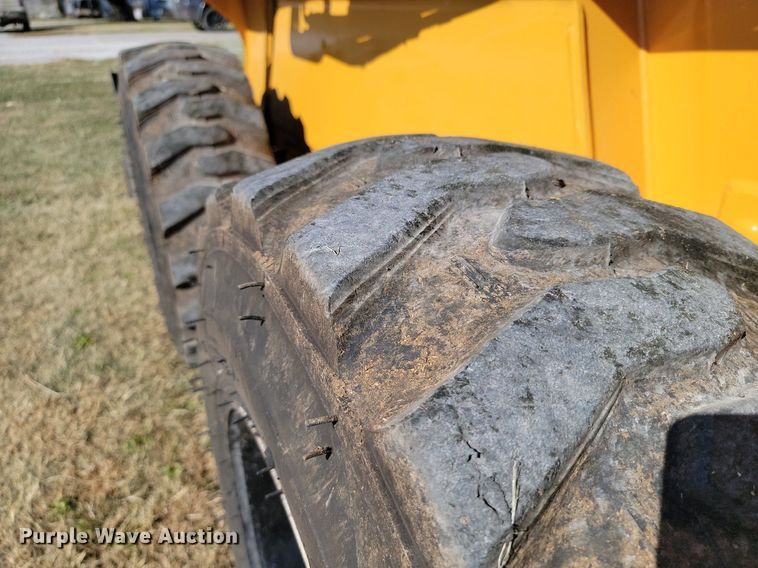 image for item LD9040 2005 John Deere 325  skid steer loader