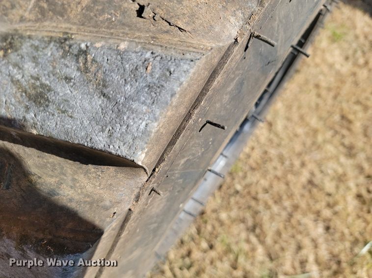 image for item LD9040 2005 John Deere 325  skid steer loader