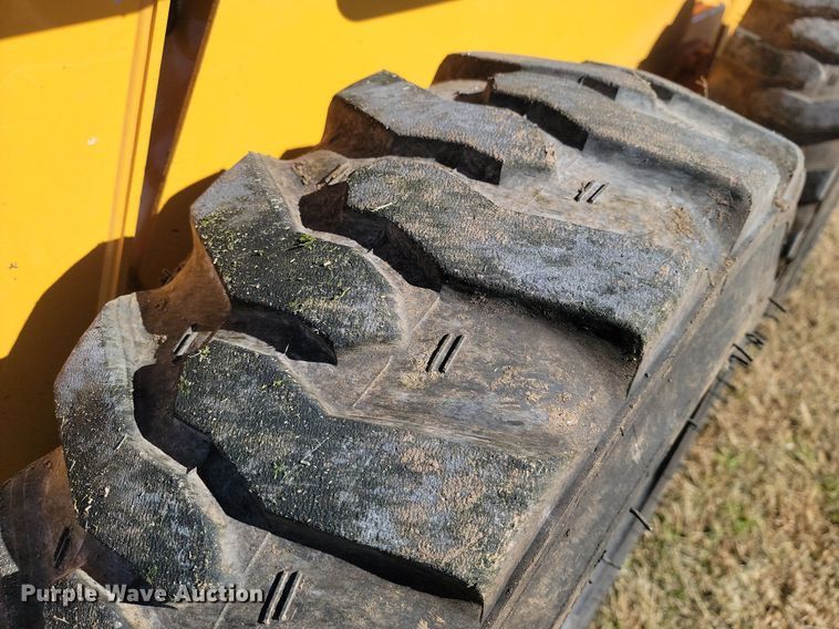 image for item LD9040 2005 John Deere 325  skid steer loader