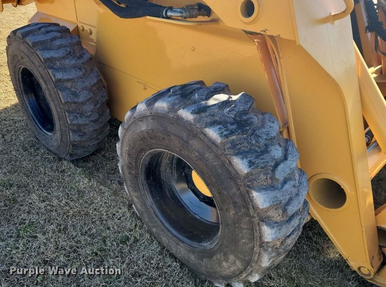 image for item LD9040 2005 John Deere 325  skid steer loader