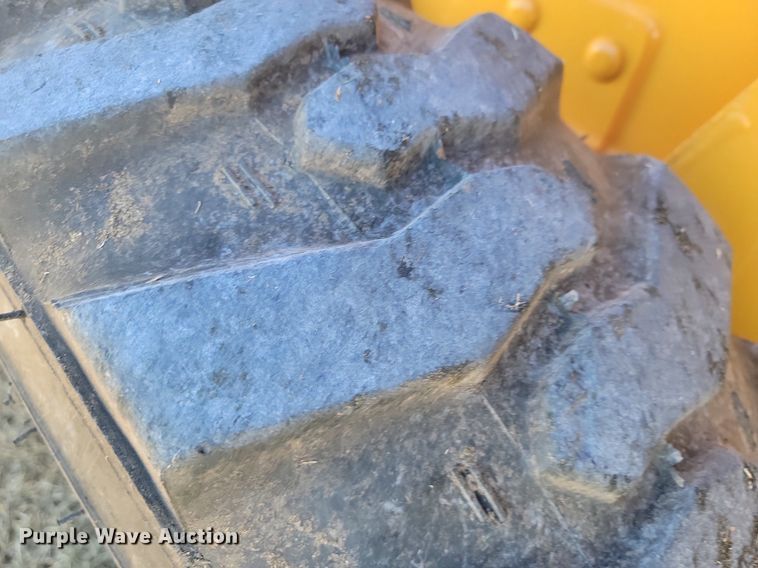 image for item LD9040 2005 John Deere 325  skid steer loader