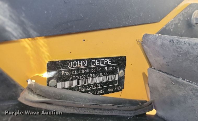 image for item LD9040 2005 John Deere 325  skid steer loader