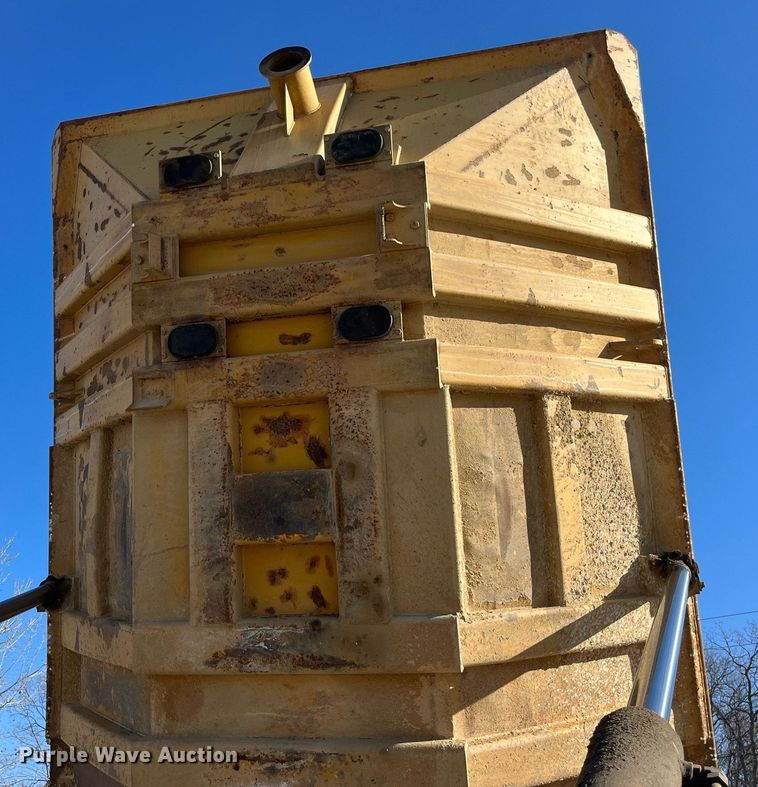 image for item LD9854 1995 Caterpillar D400D  haul truck