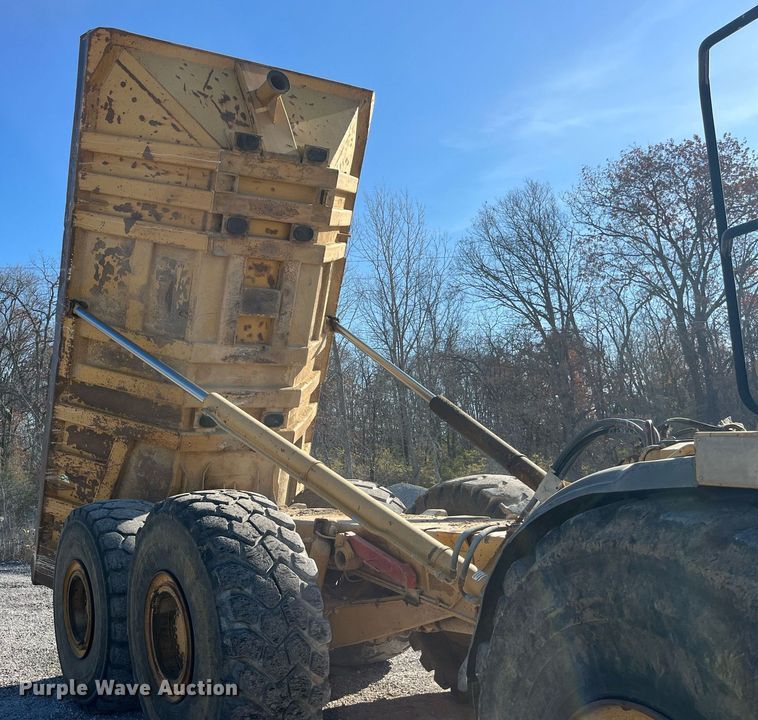 image for item LD9854 1995 Caterpillar D400D  haul truck