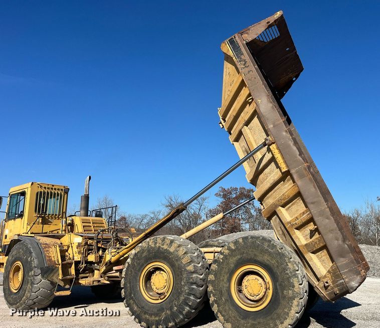 image for item LD9854 1995 Caterpillar D400D  haul truck