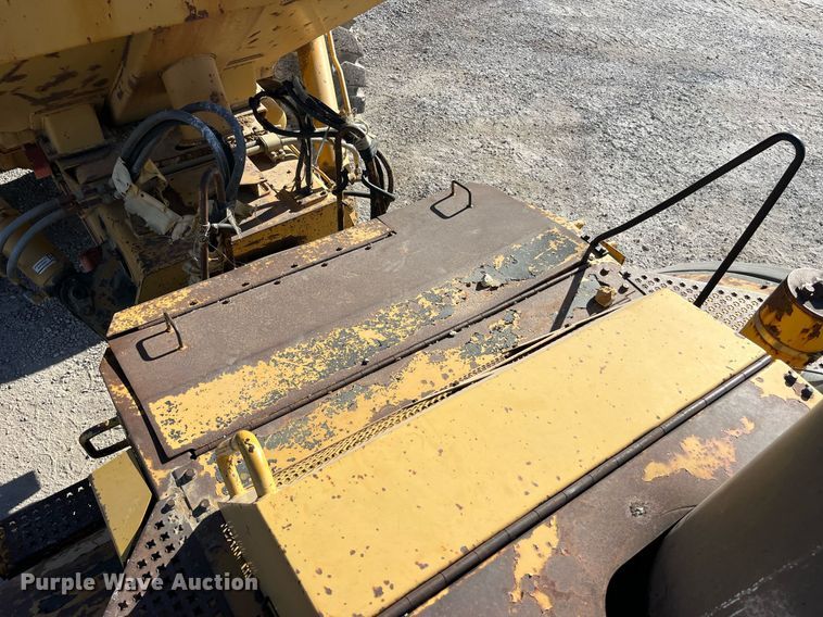 image for item LD9854 1995 Caterpillar D400D  haul truck
