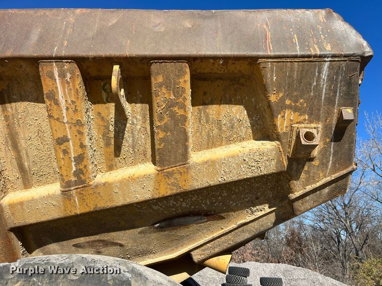 image for item LD9854 1995 Caterpillar D400D  haul truck