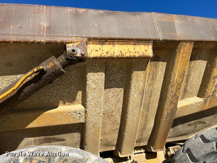 image for item LD9854 1995 Caterpillar D400D  haul truck