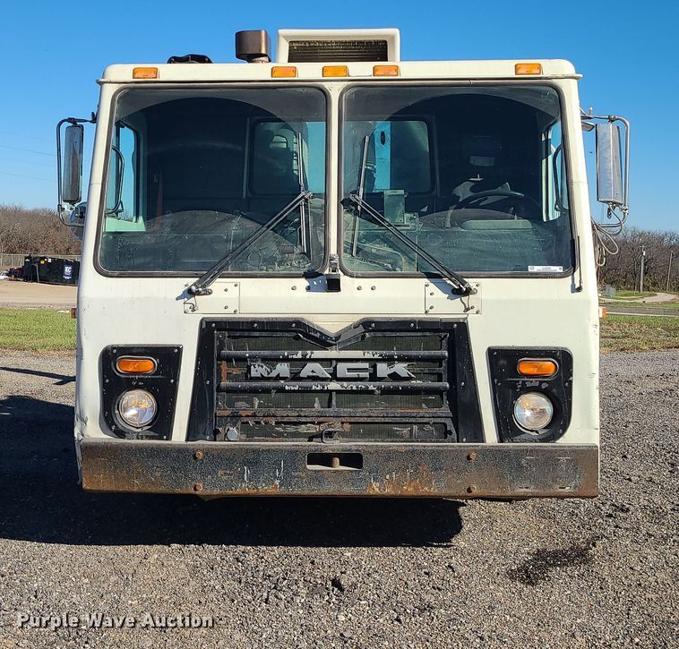 image for item LJ9360 2013 Mack LEU  hook lift truck