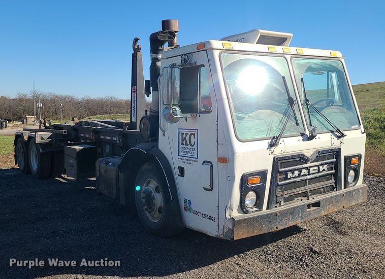 image for item LJ9360 2013 Mack LEU  hook lift truck