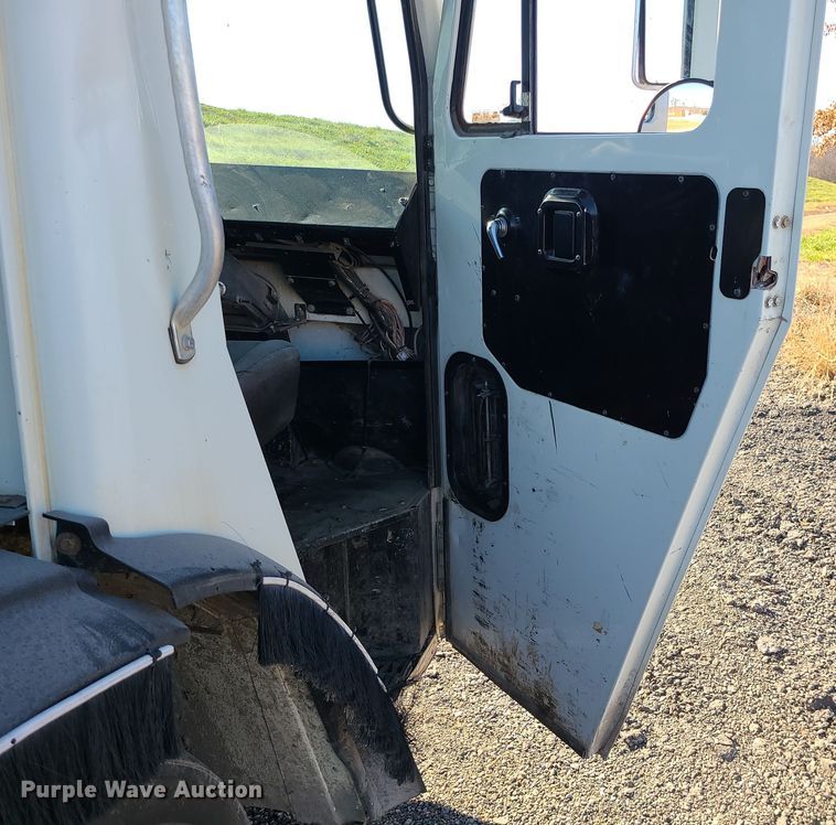 image for item LJ9360 2013 Mack LEU  hook lift truck