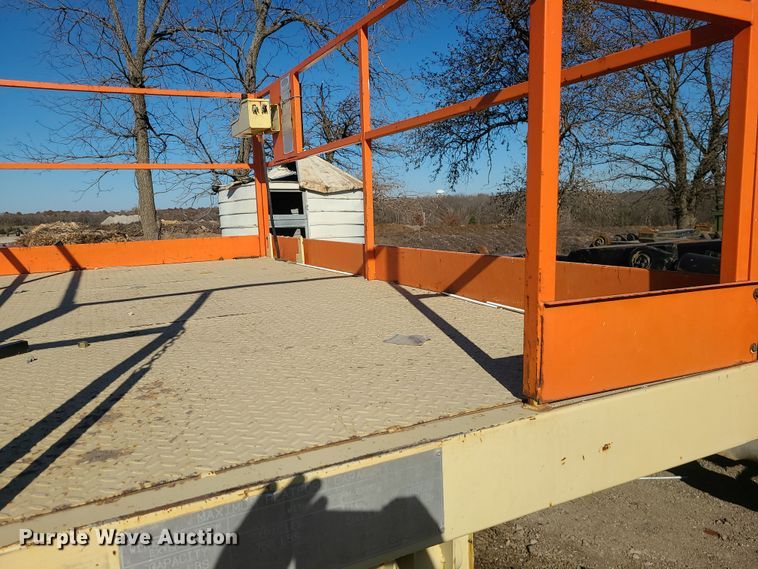 image for item LJ9365 JLG Commander CM-40RT  scissor lift