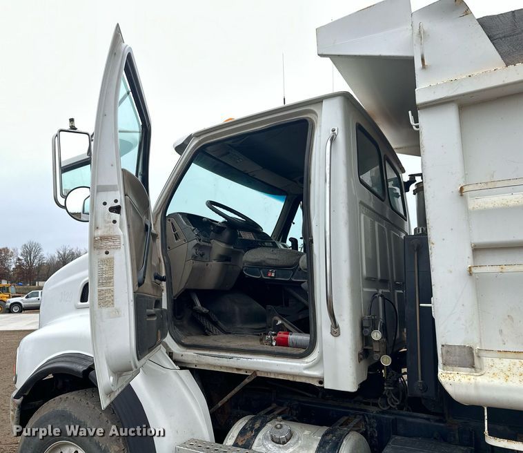 image for item LO9306 2005 Sterling L9500  dump truck