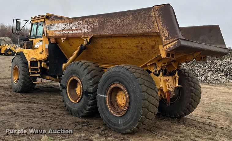 image for item LO9307 2001 Volvo A25C haul truck