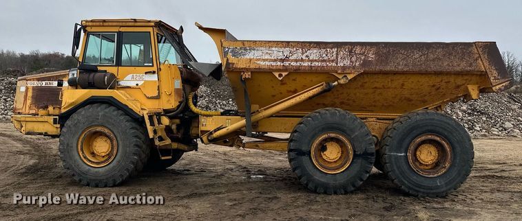 image for item LO9307 2001 Volvo A25C haul truck