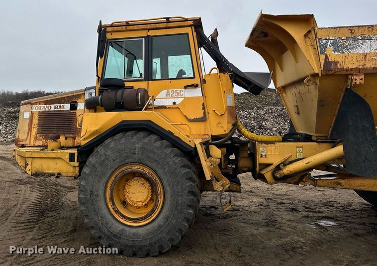 image for item LO9307 2001 Volvo A25C haul truck