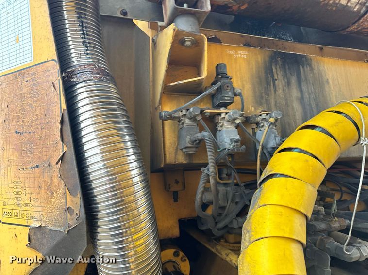 image for item LO9307 2001 Volvo A25C haul truck