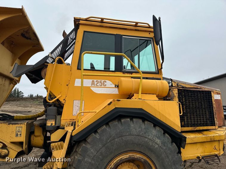 image for item LO9307 2001 Volvo A25C haul truck