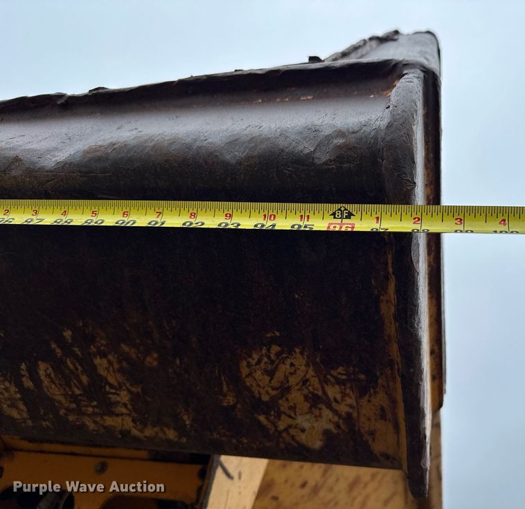 image for item LO9307 2001 Volvo A25C haul truck