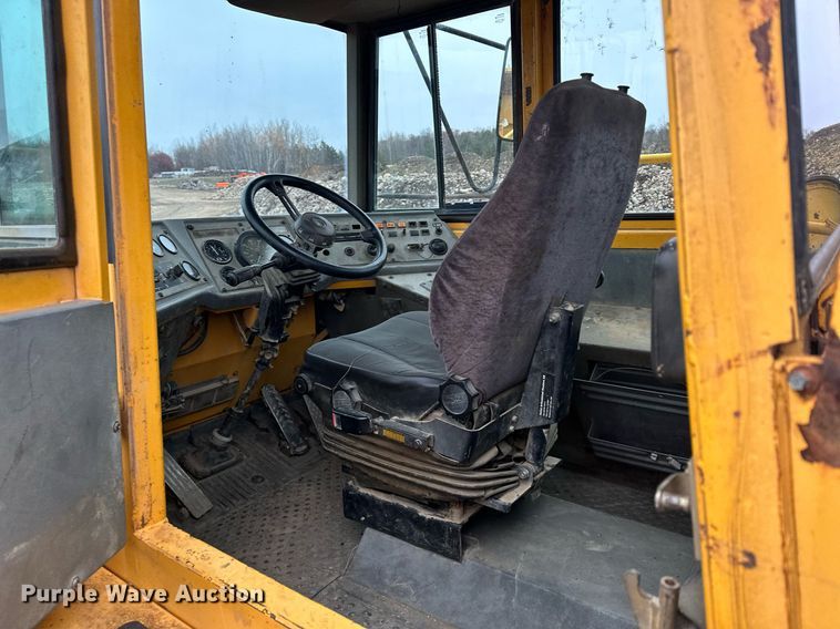 image for item LO9307 2001 Volvo A25C haul truck