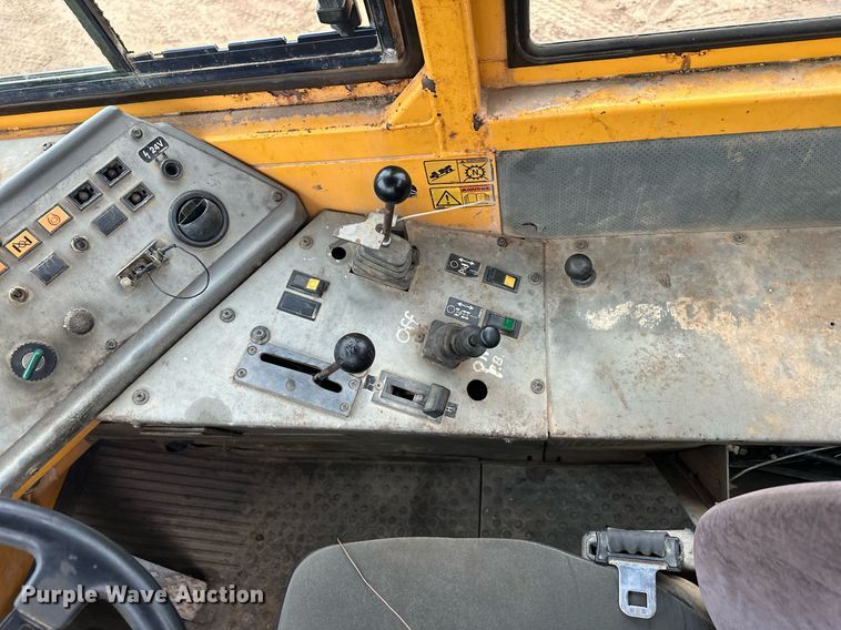 image for item LO9307 2001 Volvo A25C haul truck