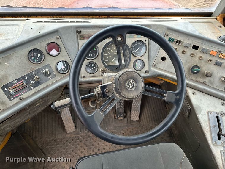 image for item LO9307 2001 Volvo A25C haul truck