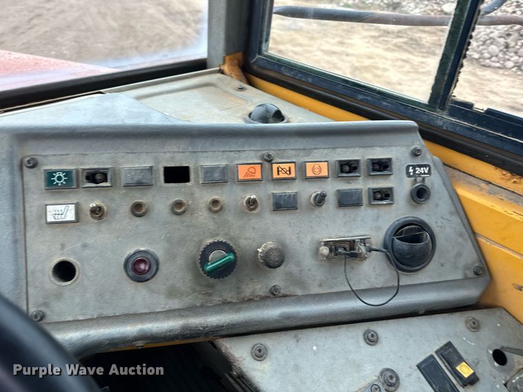 image for item LO9307 2001 Volvo A25C haul truck