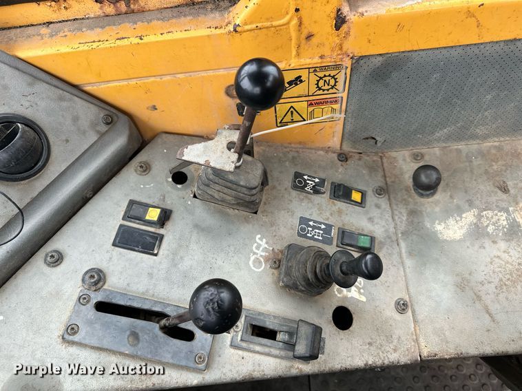 image for item LO9307 2001 Volvo A25C haul truck