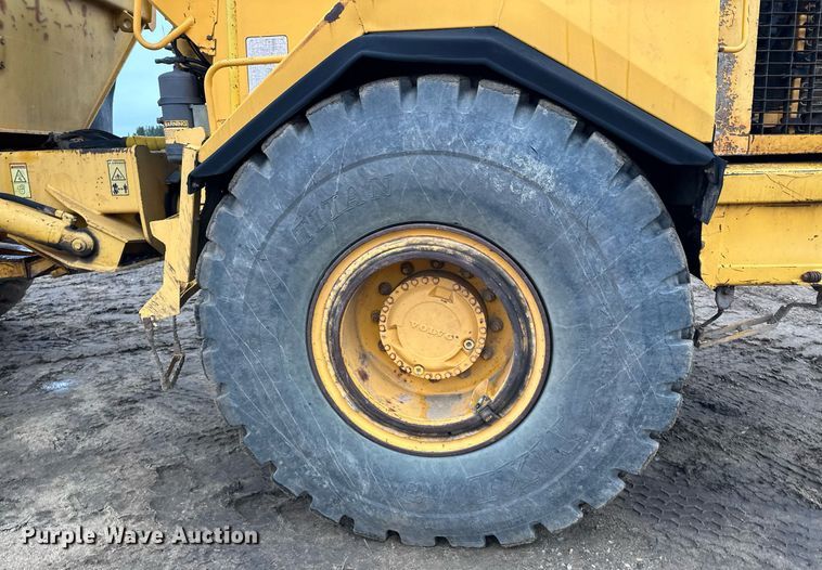 image for item LO9307 2001 Volvo A25C haul truck